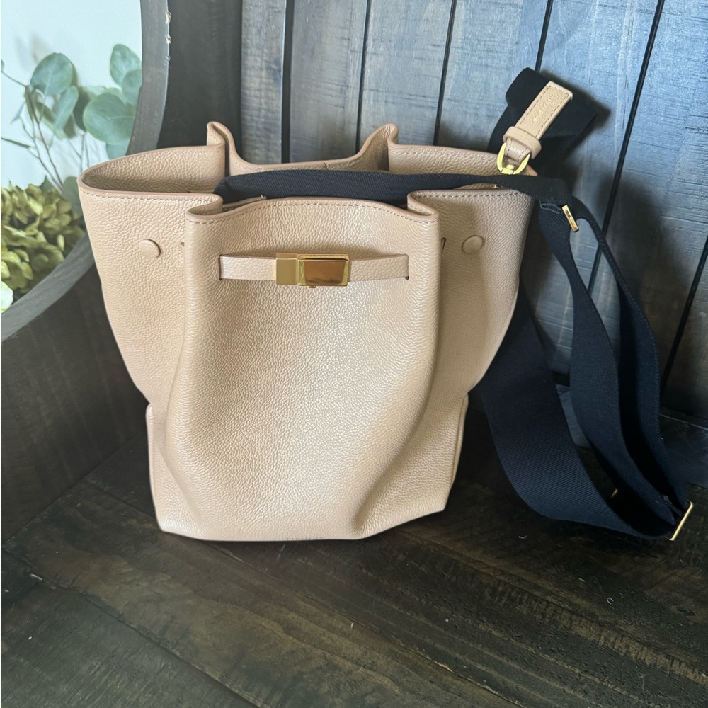 DeMeller Elegant Tan Bucket Bag